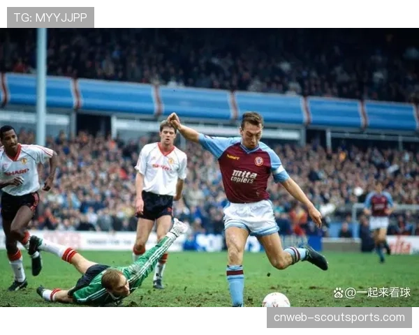 终场哨响,征战英超20年的老门将希顿在维拉公园接受全场致敬